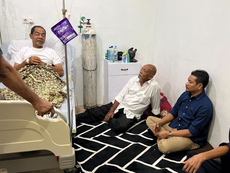 Cawabup Azan Kunjungi Yet Ubit, Tokoh Masyarakat Simpang Ulim di RS MMC  Lhokseumawe