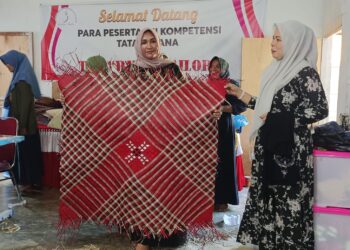 Kak Na “Jatuh Cinta” Dengan Souvenir Aceh Timur