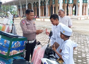 Keceriaan Santri, Ipda Irvan Bagikan Es Krim Gratis Lewat Program Geubibu