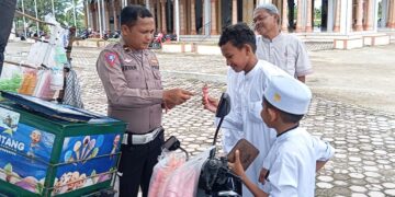 Keceriaan Santri, Ipda Irvan Bagikan Es Krim Gratis Lewat Program Geubibu