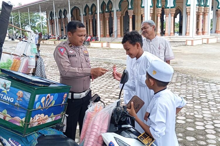 Keceriaan Santri, Ipda Irvan Bagikan Es Krim Gratis Lewat Program Geubibu