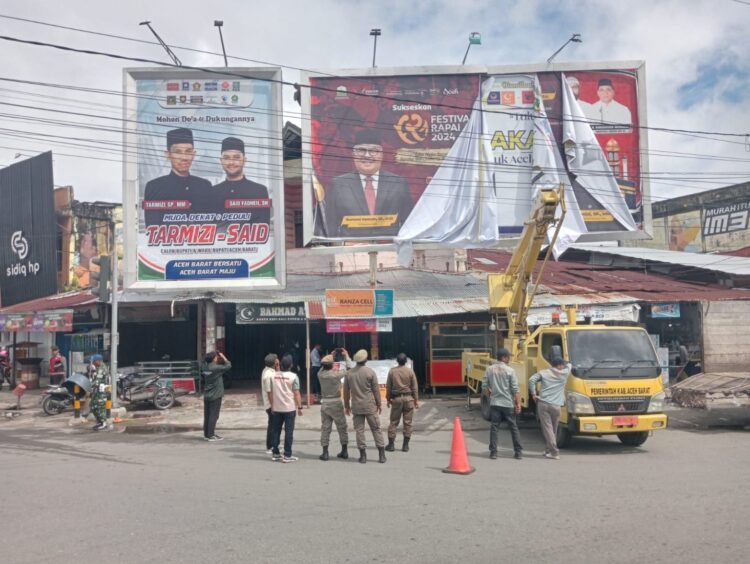 Panwaslih dan Satpol PP Aceh Barat Copot Sebanyak 28 APK di Kawasan Terlarang