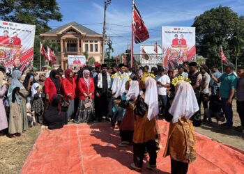 Paslon AZAN Disambut Tari Ranup Lampuan di Simpang Ulim
