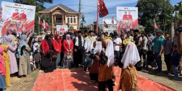 Paslon AZAN Disambut Tari Ranup Lampuan di Simpang Ulim