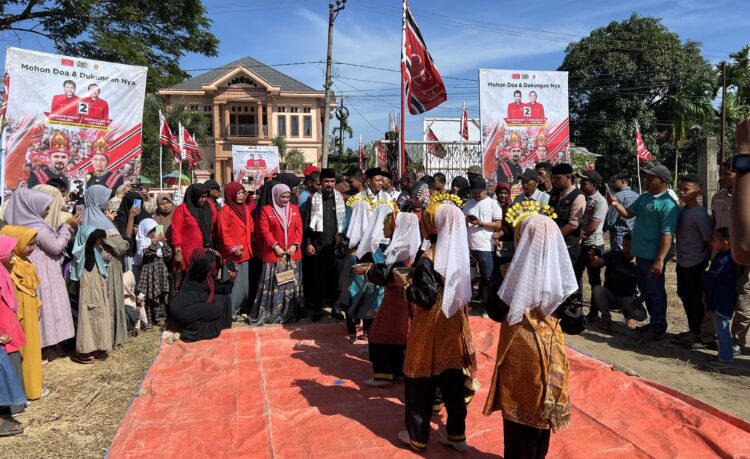 Paslon AZAN Disambut Tari Ranup Lampuan di Simpang Ulim