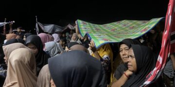 Masyarakat Madat Rela Mandi Hujan Demi Saksikan Dek-Fadh dan Bupati AZAN