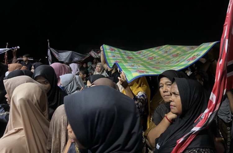 Masyarakat Madat Rela Mandi Hujan Demi Saksikan Dek-Fadh dan Bupati AZAN