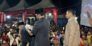 Disambut Hangat Ribuan Warga Indra Makmu, Alfarlky-Zainal Teken Kontrak Bersama