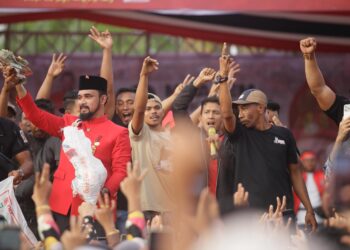 Penuh Haru, Al-Farlaky Terima Sumbangan  Rp100 Juta dari Komunitas Masyarakat