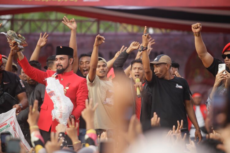 Penuh Haru, Al-Farlaky Terima Sumbangan  Rp100 Juta dari Komunitas Masyarakat