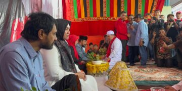 Hadir di Aceh Timur, Mualem dan Paslon AZAN Ditepung Tawar Ulama Setempat