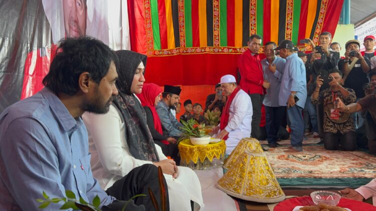 Hadir di Aceh Timur, Mualem dan Paslon AZAN Ditepung Tawar Ulama Setempat