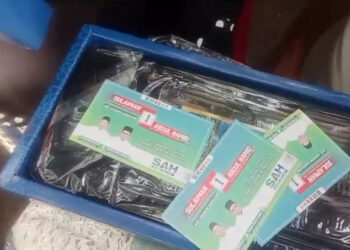 Hadir Dilokasi, Paswascam Idi Rayeuk Benarkan Tim SAH Bagikan Sarung dan Mukena