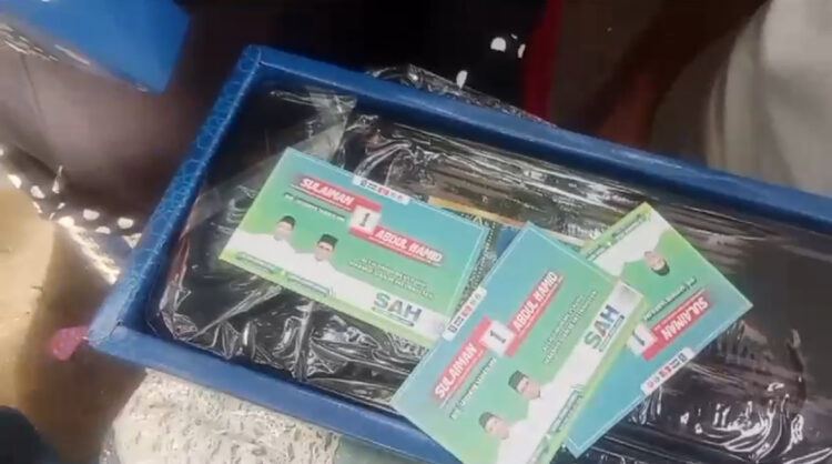 Hadir Dilokasi, Paswascam Idi Rayeuk Benarkan Tim SAH Bagikan Sarung dan Mukena