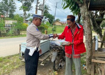 Satlantas Polres Aceh Timur Bagikan Nasi Kotak pada “Jumat Berkah” Kepada Pengguna Jalan