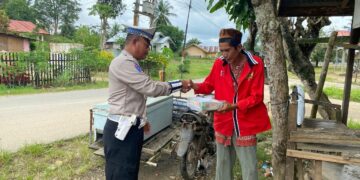 Satlantas Polres Aceh Timur Bagikan Nasi Kotak pada “Jumat Berkah” Kepada Pengguna Jalan