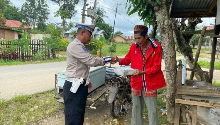 Satlantas Polres Aceh Timur Bagikan Nasi Kotak pada “Jumat Berkah” Kepada Pengguna Jalan