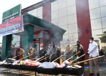 Kejari Aceh Timur Musnahkan Narkotika dan Senpi yang Sudah Inkracht