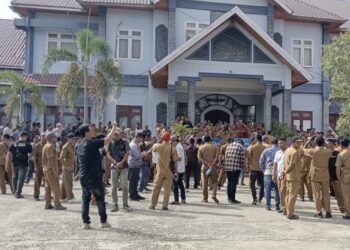 Ratusan Keuchik dan Perangkat Desa Kepung Pendopo Aceh Timur, ini Masalah nya