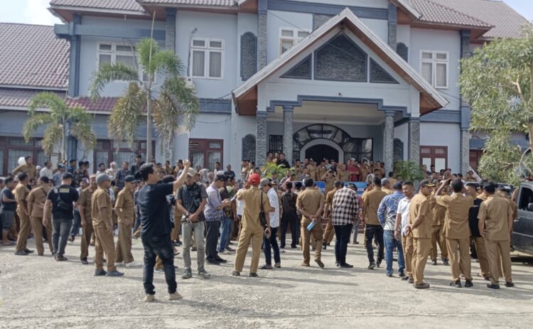 Ratusan Keuchik dan Perangkat Desa Kepung Pendopo Aceh Timur, ini Masalah nya