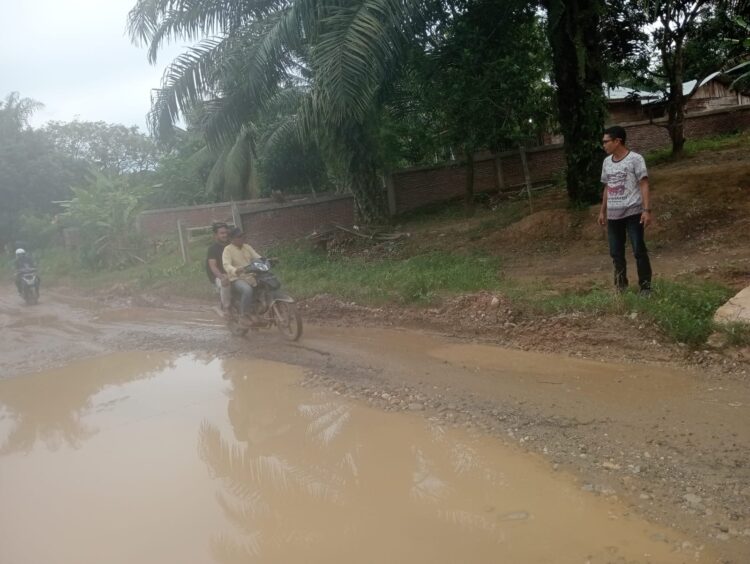 Dana Otsus Hampir Habis, Jalan Lintas Kecamatan di Aceh Timur Bak “Kubangan Kerbau”