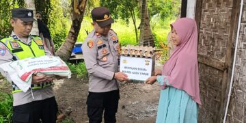 Polisi Menjadi Pahlawan Bagi Warga Kurang Mampu di Aceh Timur