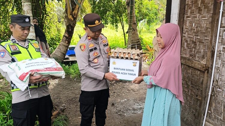 Polisi Menjadi Pahlawan Bagi Warga Kurang Mampu di Aceh Timur