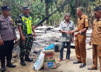 Polsek dan Camat Peureulak Timur Salur Bantuan Korban Kebakaran Rumah