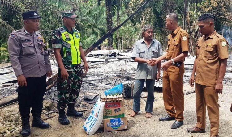 Polsek dan Camat Peureulak Timur Salur Bantuan Korban Kebakaran Rumah
