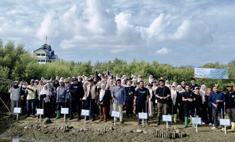 Mahasiswa Banda Aceh Tanam Manggrove untuk Masa Depan Berkelanjutan