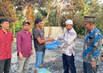 Anggota DPRK Aceh Timur Serahkan Bantuan untuk Korban Kebakaran di Pante Bidari