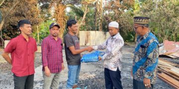 Anggota DPRK Aceh Timur Serahkan Bantuan untuk Korban Kebakaran di Pante Bidari