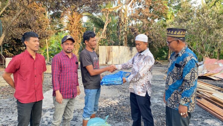 Anggota DPRK Aceh Timur Serahkan Bantuan untuk Korban Kebakaran di Pante Bidari