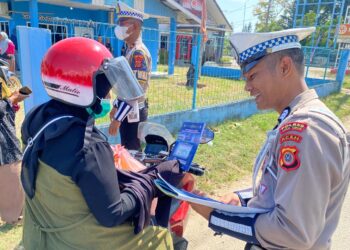 Satlantas Polres Aceh Timur Bagikan Brosur Imbauan Keselamatan Berkendara