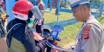 Satlantas Polres Aceh Timur Bagikan Brosur Imbauan Keselamatan Berkendara