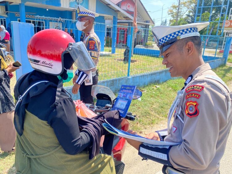 Satlantas Polres Aceh Timur Bagikan Brosur Imbauan Keselamatan Berkendara