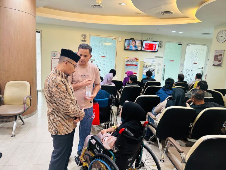 Haji Uma Kunjungi Pasien Jantung Asal Aceh di Jakarta