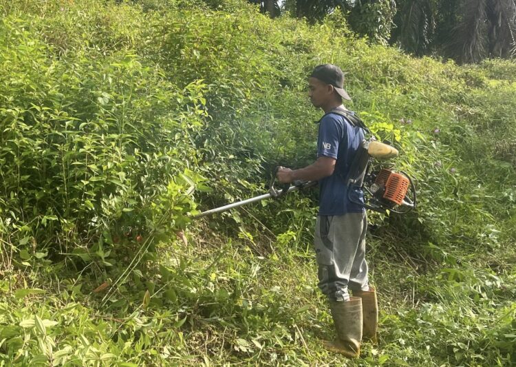 Hidupkan Budaya Gotong Royong, Keuchik Murdha Pimpin Bersih-Bersih Lingkungan