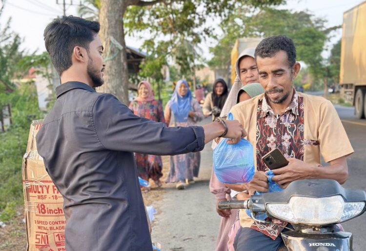 Kegiatan Sosial Alumni MAN 4 Aceh Timur, Menyambut Ramadhan dengan Berbagi Takjil