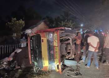Breaking News: Dump Truck Terbalik di Aceh Timur, Cangkang Sawit Berhamburan!