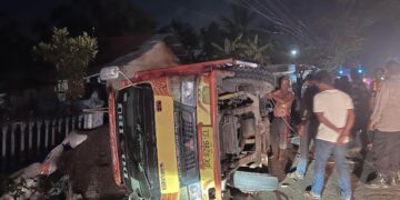 Breaking News: Dump Truck Terbalik di Aceh Timur, Cangkang Sawit Berhamburan!