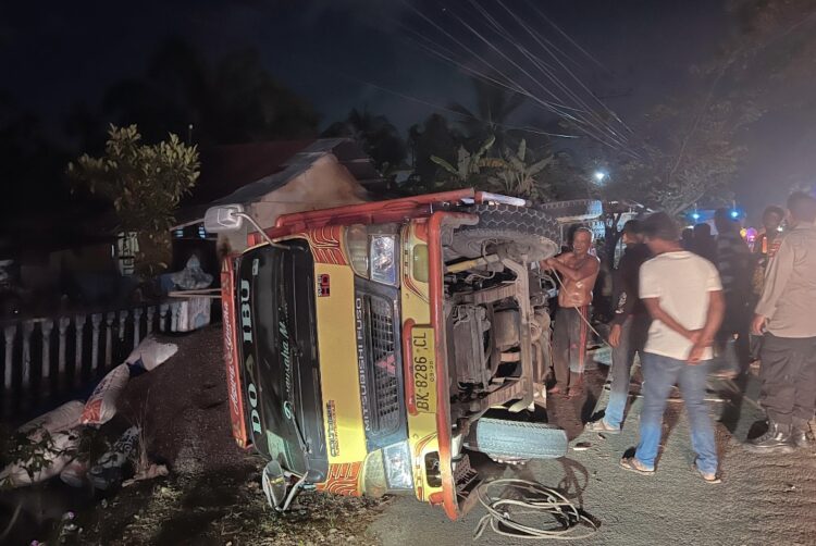 Breaking News: Dump Truck Terbalik di Aceh Timur, Cangkang Sawit Berhamburan!
