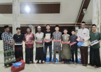 Keuchik Matang Weng Bagikan Sarung kepada Imam dan Bilal Terawih