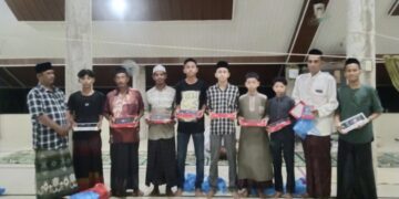 Keuchik Matang Weng Bagikan Sarung kepada Imam dan Bilal Terawih