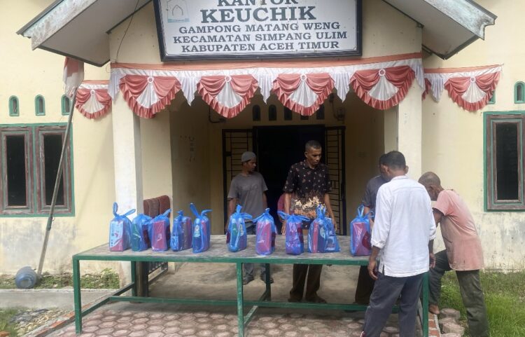 155 Masyarakat di Matang Weng Terima Paket Lebaran dari Pemerintah Desa