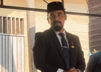 Isak Tangis Bupati Aceh Timur Terpilih, Iskandar Al-Farlaky Saat Takziah ke Rumah Alm Landak