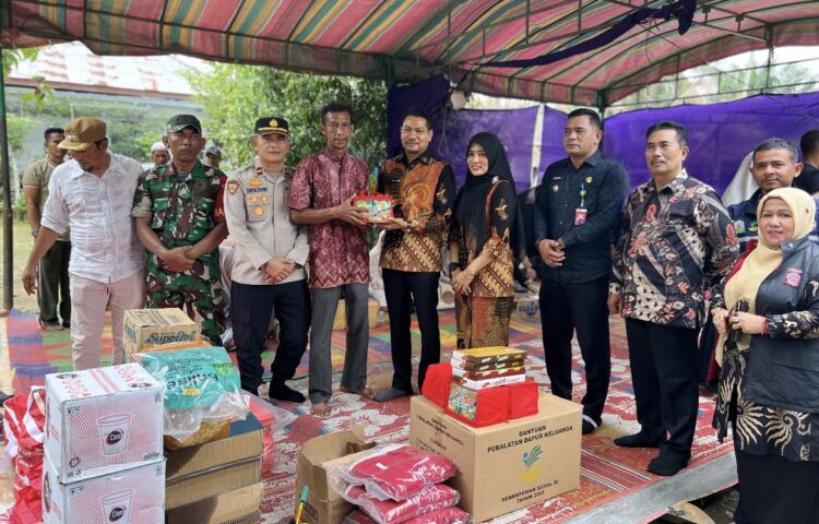Pemkab Aceh Timur Hadir di Tengah Warga, Bantu Korban Kebakaran di Pantee Bidari