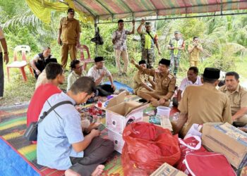 Peduli untuk Korban Kebakaran, Wabup Aceh Timur Serahkan Bantuan Masa Panik