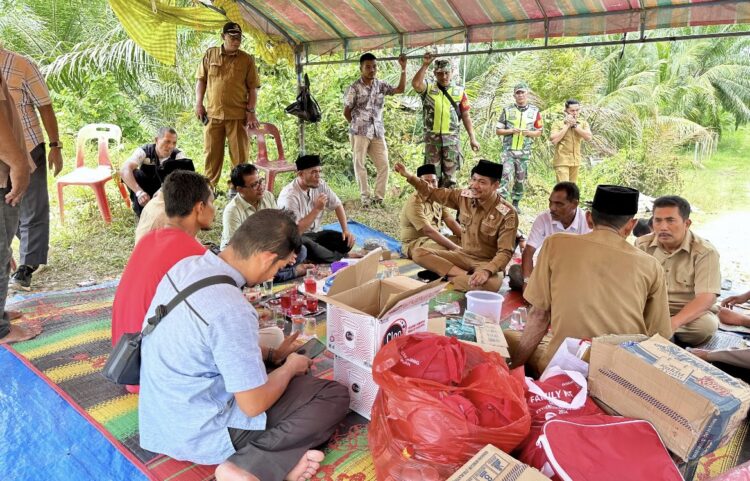 Peduli untuk Korban Kebakaran, Wabup Aceh Timur Serahkan Bantuan Masa Panik