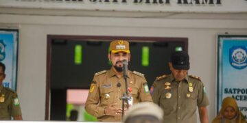 Sinergi untuk Syariat, Bupati Al-Farlaky Dukung Satpol PP dan WH Melalui Seragam Baru